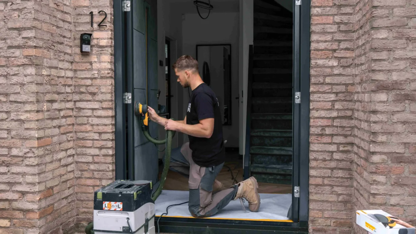 Deur schuren door vakman