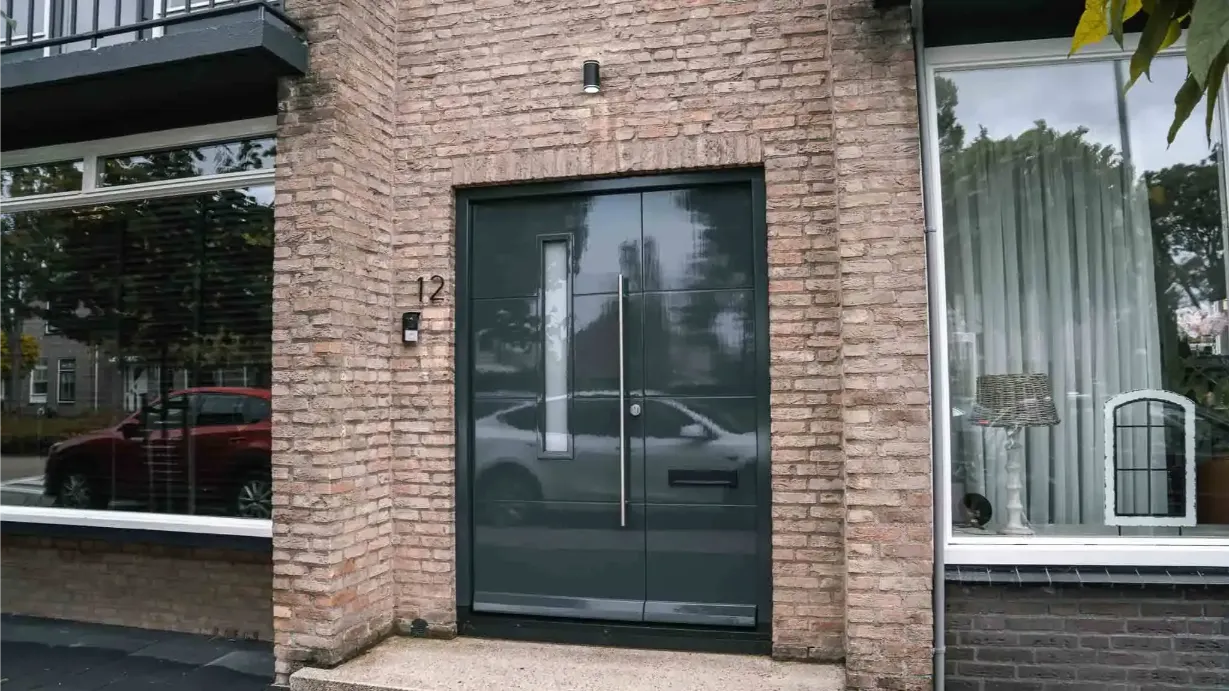 Strak geverfde deur eindresultaat